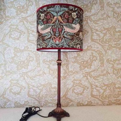 ..Große William Morris Lampe Strawberry Thief braun