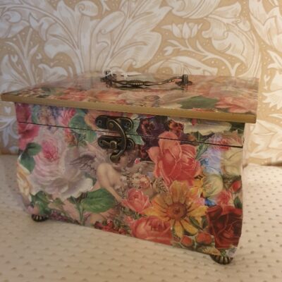 .Holztruhe mit Engeln und Rosen auf kleinen Füßen