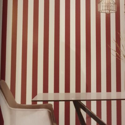 ..Streifen Tapete rot, ecrue