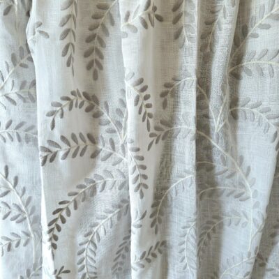 ...Jolie Vorhamgstoff Stickerei